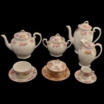 Conjunto para chá e café em porcelana inglesa, com decoração floral. No fundo a marca: Meakin, England. Constando de 16 peças: bule p/ café (23 x 22 cm), leiteira (17 x 12 cm), bule p/ chá (18 x 23 cm), açucareiro (15 x 19 cm), manteigueira (10 x 15 cm / com amarelado), 6 xícaras de café com pires (5 x 7 cm / 11 cm) e 5 xícaras de chá com pires 6 x 8 cm / 14 cm pires).