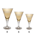 Conjunto de 24 taças de vidro com decoração âmbar. Constando de: 8 taças para água (18 cm), 6 taças para vinho tinto (16 cm) e 6 taças para vinho branco (14 cm).