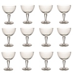 Conjunto de doze taças para champagne de vidro translúcidos. Séc. XX. 12,5 x 9 cm.