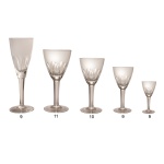 Conjunto de copos de cristal translúcidos, constando de 44 peças, sendo: 8 flutes (20 x 6 cm) ; 10 taças p/ água (18 x 8 cm); 10 taças p/ vinho tinto (16 x 7,5 cm); 8 taças p/ vinho branco (13,5 x 6,5 cm / 1 com bicado); 8 taças p/ licor (10 x 5 cm / 1 com bicado).