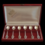 Conjunto de seis colheres em prata Sheffield 833, acondicionado em estojo retangular forrado em veludo vermelho; Galeria das Pratas. No estojo. 32 gramas.