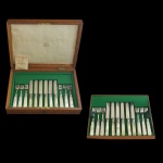 MAPPIN & WEBB - Faqueiro da manufatura inglesa, em metal prateado e rematado por cabos em madrepérola. Constando de: 12 garfos e as facas. Acondicionado em estojo original, com chave. Inglaterra. Meados do séc. XX. Marca da Casa Mappin & Webb Princes Plate. Reg. 71552