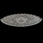 Travessa em cristal da Bohemia, em formato oval, finamente lapidada, borda ondulada e serrilhada. 54 x 21 cm.