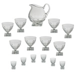 Conjunto de copos em cristal translucido e liso. Constando de 15 peças, sendo 1 jarra (16 cm), 8 taças para champanhe (10 cm) e 6 taças para licor (5,5 cm).