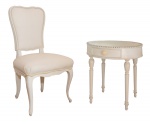 Conjunto de cadeira e mesa lateral em madeira nobre, concebida pela manufatura de Dinucci. Apresentando decoração entalhada com composições vegetais incisas sobre a superfície, rematada com laqueação de tom branco. 93 X 62 X 46 cm (cadeira). 56 x 50 cm (mesa).