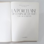 La Porcelaine des Compagnes des Indes: A Décor Occidental. Autor: François et Nicole Hervouët e Yves Bruneau. Editora Flamarion, 1986, 1ª Edição. Belíssimo livro altamente ilustrado com peças de porcelana das companhias das Indias, em cores. Capa dura, livro em ótimo estado, obra extremamente rara, 427 páginas
