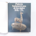 Platería Sudamericana de los Siglos XVII - XIX. Autor: Adolfo Luis Ribera e Héctor H. Schenone. Editora Hirmer Verlag, 1981, 1ª Edição. Raro livro confeccionado na ocasião da exposição acntecida entre julho e outubro de 1981, em Munique, contendo descrição e imagens das mais de 500 peças expostas. Encadernado em capa dura, contém a capa original, 385 páginas.