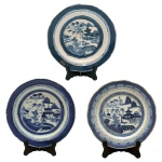 Conjunto de três pratos fundos de porcelana chinesa apresentando decoração em azul e branco com paisagens e casarios. Séc. XIX. 22 cm (dois pratos) e 19 cm. Apresentam fios de cabelos, conforme foto ilustrativa.