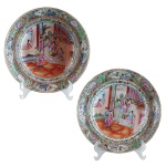 Par de pratos fundos de porcelana Cia das Índias, classificável como China Exportação. Decoração dita mandarim. China. Período Daoguang. Séc. XIX. 25 cm.