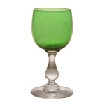 VISCONDE GUAHY. BACCARAT - Taça em cristal francês, pertencente ao Serviço do Visconde de Guay (Joaquim Elísio Pereira Marinho). Bojo na cor verde esmeralda e fuste em balaústre translúcido. Base circular. França. Séc. XIX. 11 cm.