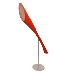 Peça de Design - Grande luminária de pé, de formato alongado, decorada em vermelho e apoiada sobre haste com base circular em aço. 200 x 40 cm.