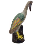 Garça em porcelana chinesa policromada e colorida. 41 cm.