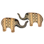 ABRAHAM PALATNIK  Par de esculturas de elefante em acrílico. Delicada decoração e transparência. 10 x 19 cm. Um deles com a pata restaurada.