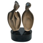 GUITA LERNER (São Paulo, 1928) - Escultura representando casal de enamorados. Ass. e datada, 1986. 35 cm. 28 cm (escultura). 7 cm (base).  A obra de Guita Lerner é a demonstração do que a tradição pode realizar com um só tema e um talento pessoal capaz de acrescentar a todo o charme da mulher moderna um ar pompeiano. O ponto forte dessa artista é manifestamente um maneirismo intrépido que implica numa deformação moderada. Portanto, podemos dizer que sua obra é mais romana do que helênica. Guita Lerner é antes de tudo uma artista de seu tempo; sua obra baseada sobre certas velhas regras é sem dúvida um bem pessoal. Ela devota força, sobriedade e sensibilidade, quase a exprimir uma nova dignidade humana. Sua intuição a conduz a uma concepção moderna da modelagem.