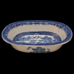 Travessa funda em porcelana inglesa, Superfície de fundo branco e decoração em tom de azul cobalto, conhecida como Pombinho. Inglaterra. Séc. XIX. 7 x 31 x 25 cm.