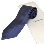 GIORGI ARMANI. Made in Italy - Gravata em tons de azul. Composição: 100% seda. Excelente estado. Sem uso. Acondicionada em embalagem original. Com certificado. 146 cm.