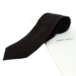 GIORGI ARMANI. Made in Italy - Gravata em tons de preta com listras. Composição: 100% seda. Excelente estado. Sem uso. Acondicionada em embalagem original. Com certificado. 144 cm.