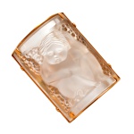 LALIQUE, France  Broche em cristal francês de formato côncavo. Estrutura em metal dourado. Assinado.