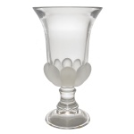 Vaso em cristal francês na forma de corneta. Parte superior translucido finalizada por cristal fosco. Base circular. Séc. XX. 25 cm.