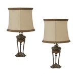Par de Brûle-Parfum franceses em bronze lavrado, de formato circular, apoiados em pernas longas sobre bases triangulares e penhas em mármore negro. Montagens para luminárias de mesa com cúpulas em tecido bege.