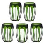 BACARAT - Conjunto de cinco pequenos copos em cristal francês. Borda verde e corpo facetado em overlay na cor translucido e verde. França. Séc. XX. 5 cm.
