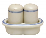 VARIG - COLECIONISMO. Conjunto de saleiro e pimenteiro em porcelana de nacional da manufatura Shmidt. 4 cm cada. 5 x 7 x 4,5 cm total.
