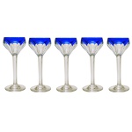 BACCARAT - Conjunto de cinco cálices para vinho de cristal francês. Borda na cor azul. França. Séc. XX. 16 x 6 cm.