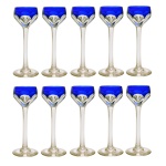 BACCARAT - Conjunto de dez cálices para vinho de cristal francês. Borda na cor azul. França. Séc. XX. 13,5 x 5 cm.
