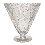 Vaso de cristal europeu lapidado, formato em cone e base circular. 21 x 21 cm.