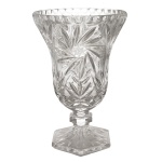 Vaso de cristal europeu lapidado / Apresenta bicado na base. 23 x 15 cm.