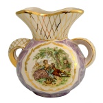 Vaso em porcelana belga, em tons lilás e creme com aplicações em dourado com representação de cena romântica. 20 x 21 x 17 cm.