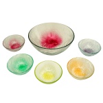 Conjunto de saladeira e cinco bowls em vidro, em cores diversas, de vidro colorido. saladeira (10 x 25 cm) e bowls (6 x 12,5 cm).