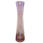 Vaso em vidro na cor lilás de formato circular e longilíneo, com desenhos rajados jateados. 38 x 8 cm.