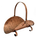 Porta lenha de meta, de forma oval. 34 x 41 x 26 cm (com a alça suspensa)