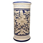 Bengaleiro de porcelana europeia. Superfície de cor branca com frisos na borda e na base. Corpo com decoração floral. Séc. XX. 50 x 25 cm.