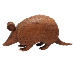 Escultura de tatu em madeira policromada. 25 x 57 x 15 cm