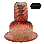 BACCARAT - "Bambou Tors" - "Verre deau" em cristal moldado em movimento retórico de tom rosado Apresenta a marca da Cristallerie na base. França. Séc. XIX. 18 x 13 cm (garrafa), 10 x 7 cm (copo), 18 cm (prato)