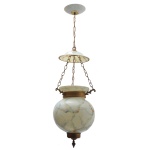 Luminária de teto em opalina, na cor mármore mesclado com tons de azul claro e amarelo vivo e pálido, em formato de globo, sustentada por pendente de metal dourado. 55 cm (alt). 35 cm (diâm maior).