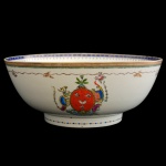 Importante Punch Bowl em porcelana chinesa da Companhia das Índias, decorado em esmaltes policromados da Família Rosa. Apresenta à frente duplo brasão de armas das famílias Dobree e De Havilland. Conforme documentação que acompanha o bowl, este 6º serviço ao qual esta peça pertence, teve retificação na cor do escudo, erroneamente em azul nos cinco primeiros conjuntos, como também indicação escrita em inglês para o esmaltador que recopiou as palavras red e green nos devidos ornamentos. Circa 1755-1760. Peça de grande raridade e importância histórica, com numerosas citações na literatura especializada. Peças do mesmo serviço se encontram no Peabody Essex Museum. 12 x 29 cm.