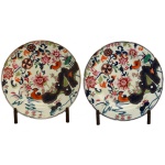 Par de pratos circulares em porcelana da Companhia das Índias, decorada nos esmaltes da Família Rosa em profusa decoração conhecida como Folha de Chá. China. Dinastia Qing. Reinado Qianlong (1736-1785). 23 cm. Peça similar reproduzida no Livro Tabaco Leaf and Pseudo Feuille de Tabac et Pseudo, de Pierre L. Demoby. Prefácio de David S. Howard. Pág. 155.