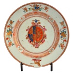 Medalhão em porcelana chinesa da Companhia das Índias, decorado em esmaltes policromados da Família Rosa. Bordas ornadas por reservas florais e timbre armorial centralizando brasão de armas, provavelmente Holandes. Dinastia Qing. Reinado Yongcheng (1723-1735). 32 cm.