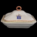 Legumeira com tampa em porcelana chinesa da Companhia das Índias, de formato quadrangular chanfrado, ornamentada em esmaltes policromados com bordas floridas e geométricas. Apresenta Brasão de Armas Holandês da família Van Islenga, sob pequenas figuras de pavões. Tampa abobadada encimada por pega em argola. China. Qing. Reinado Qianlong (1736-1795). 18 x 28 x 29 cm.