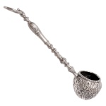Coco em prata brasileira repuxada e cinzelada, com bojo globular ornamentado por adornos florais e estilizados. Cabo reto construído com carreteis e rematado por argola. Séc. XIX. 36 cm. 510 gramas.