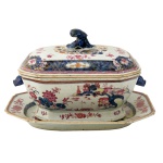 Sopeira de porcelana chinesa da Companhia das Índias, decorada com os esmaltes da Família Rosa. Corpo em formato esférico decorado com motivos florais. Pegas modeladas, sendo a da tampa no feitio de fruto sobre folhagens rematadas em esmaltagem rouge de fer. China. Qing (1644-1912). Reinado Qianlong (1736-1795). 26 x 28 cm.