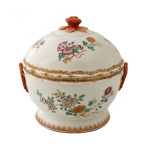 Terrina em porcelana chinesa da Companhia das Índias, decorada com os esmaltes da Família Rosa. Corpo oblongo de cantos chanfrados, bojo abaulado decorado com representações florais em esmaltagem azul underglaze e rosáceo. Pegas laterais em feitio de cabeças de lebre. China. Qing (1644-1912). Reinado Qianlong (1736-1795). 22 x 32 x 20 cm (terrina). 33 x 25 cm (presentoir).