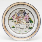 Prato de porcelana chinesa Companhia das Índias. Formato circular com borda apresentando friso na cor azul e larga faixa em dourado. No centro cena representando Cristo na Manjedoura. China. Séc. XIX. 20 cm. No fundo selo de coleção Bragança de Bourbon e do Museu da Quinta das Cruzes.
