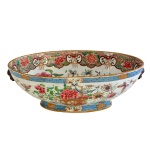 Centro de mesa em porcelana chinesa da Companhia das Índias apresentando rica decoração nos esmaltes da Família Rosa. Reserva central em composição de grandes peônias e borboletas. Borda em vermiculated ground" predominando as cores verde, vermelho e dourado, com complementos floridos em policromia. China. Reinado Yongzheng (1723  1735). 12 x 38 x 23 cm.
