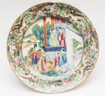 CONDE DE IPANEMA - Prato raso em porcelana chinesa Companhia das Índias pertencente ao Serviço do Conde de Ipanema (José Antônio Moreira), primeiro Barão, com grandeza Visconde e Conde de Ipanema, por decreto de 14 de março de 1947. Borda com larga faixa apresentando intensa decoração com pássaros, flores e folhagens. Centro com cena de personagens. Séc. XIX. 25 cm. Peça do mesmo serviço reproduzida à pág. 270 no Livro Louça da Aristocracia do Brasil, por Jenny Dreyfus.