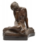 LEOPOLDO SILVA (Taubaté, 1879  São Paulo, 1948) - Belíssima escultura em bronze representada por figura nua feminina. Assinada na forma. 44 x 46 x 36 cm. Suas obras mais conhecidas encontram-se no acervo da Pinacoteca do Estado de São Paulo.