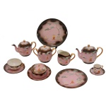 Serviço para cha, café e bolo em porcelana japonesa policromada. Marcas da manufatura na base. Constando de 38 peças, sendo: 1 prato para bolo (25 cm), 12 pratos para servir bolo (17 cm); 1 bule p/ café (14 cm / Bico com ponta quebrada e alguns pequenos bicados internos);  1 bule para chá (12 cm); 1 leiteira (9 cm); 1 açucareiro (11 cm); 1 manteigueira ( 8 x 14 cm); 10 xícaras com pires p/ chá (5 x 10 cm / 13 cm (pires) e 10 xícaras com pires p/ café (5 x 6 cm / 9 cm (pires)
